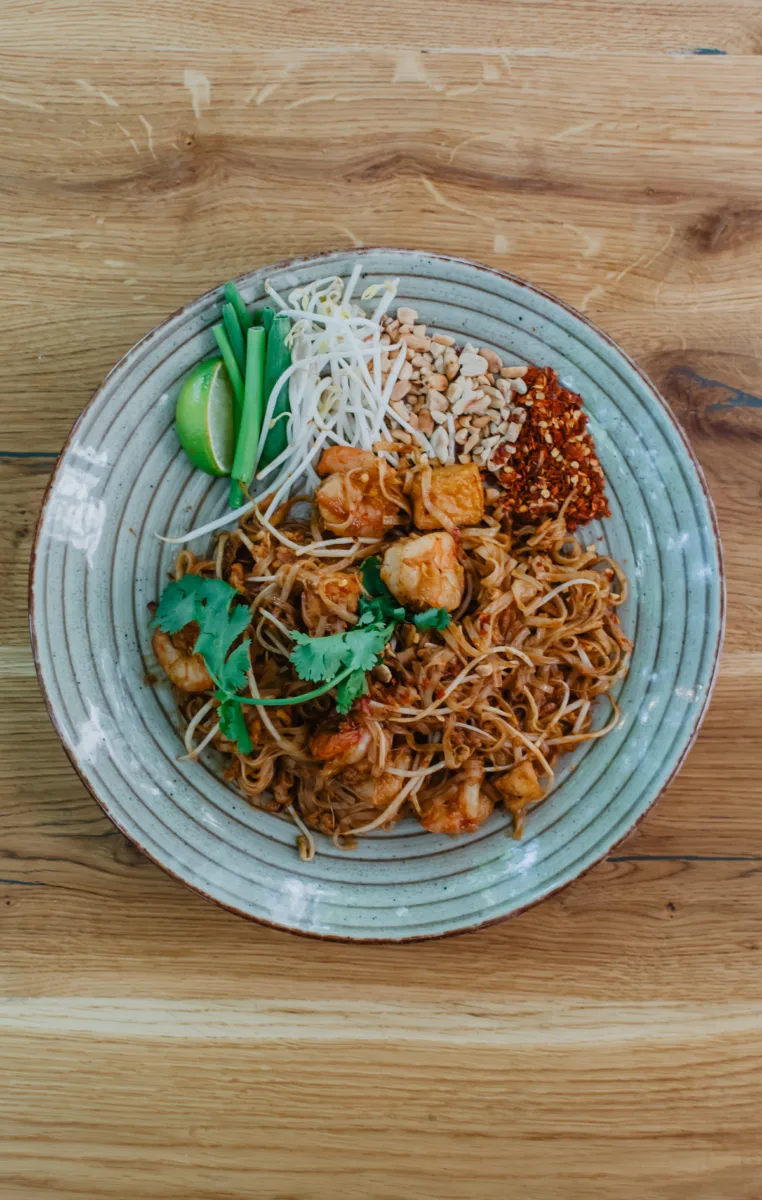 Pad Thai bez tajemnic. Historia, regionalne odmiany i przepis, który naprawdę smakuje jak w Tajlandii